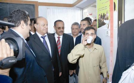 .. ولدى تدشينه حملة التخلص من البلهارسيا أمس